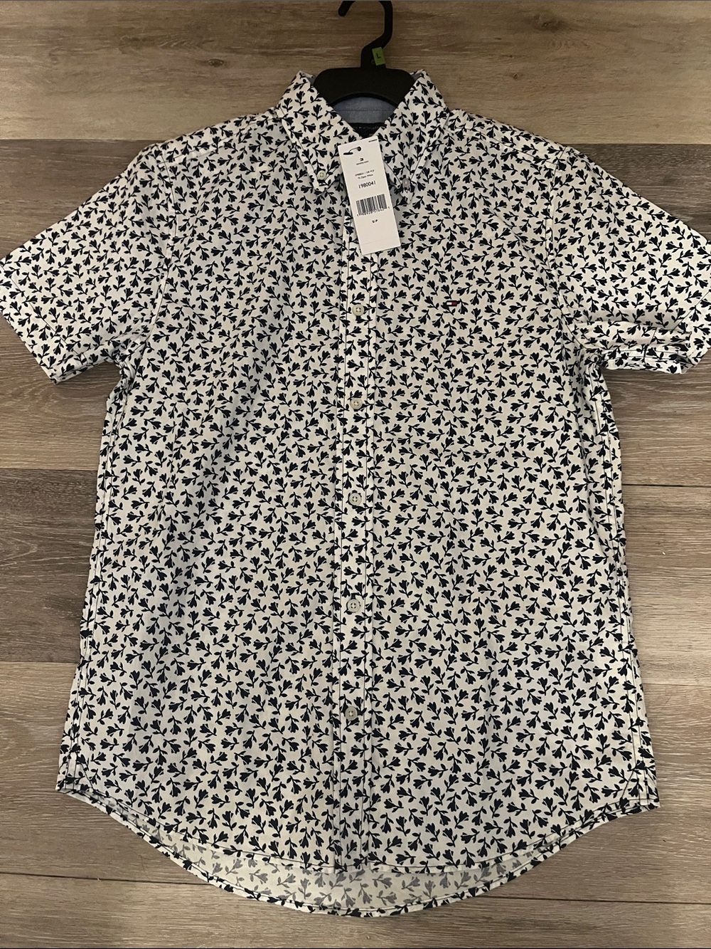 Tommy Hilfiger, Men's Short Sleeve Button-Up Shirt - Navy Leaf Print on White
